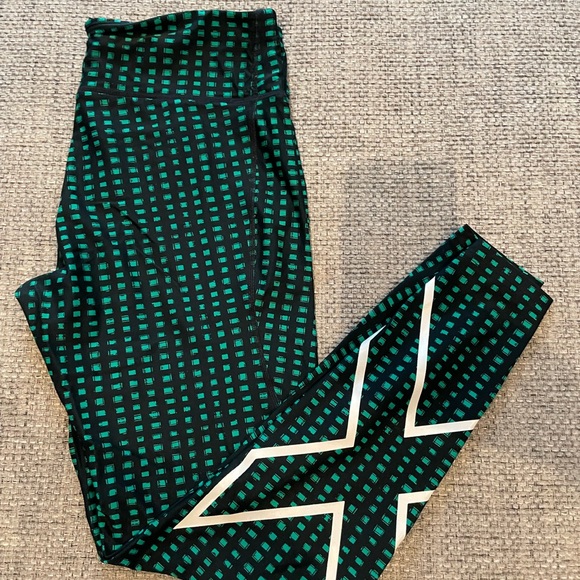 2XU leggings, size Medium-Large - Picture 1 of 3